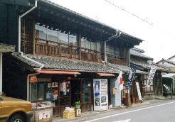 蒲原宿内の休憩所～たくさんの東海道ウォーカーが休憩していました