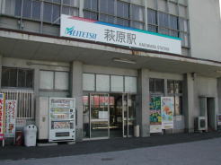 前日撮り損ねた萩原駅の全景（笑）