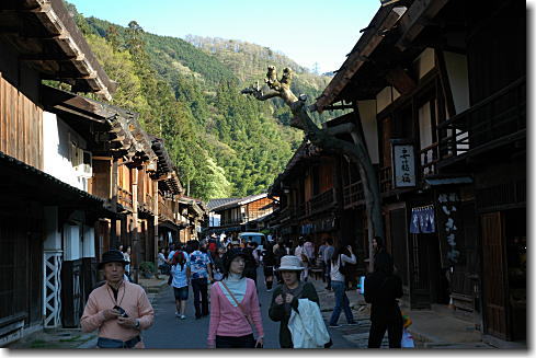 有名な寺下地区の街並みも人でいっぱい