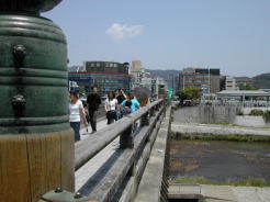 三条大橋～今まで歩いてきた江戸方面を望みます