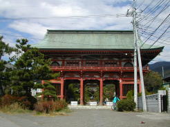 甲斐善光寺山門。国指定重要文化財です。