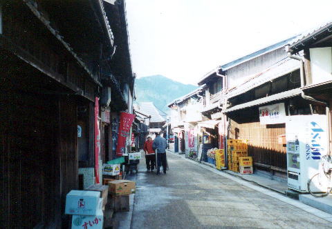 朝の一風景。ご夫婦がお店の開店準備に追われています