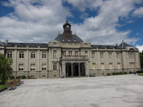 大変立派な旧県庁舎